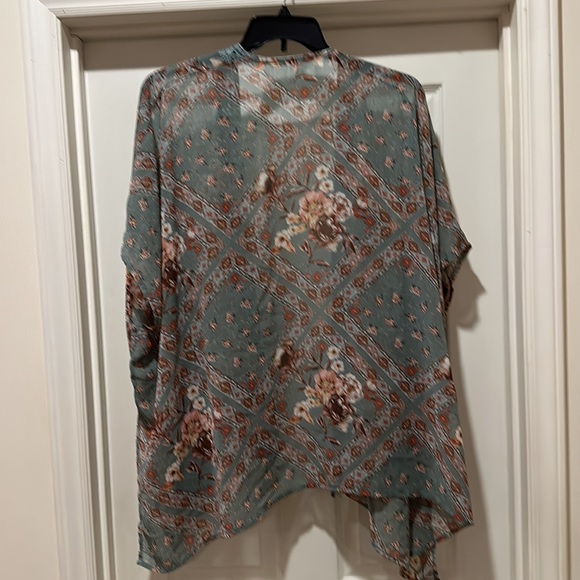 Beautiful Ladies Sheer Cover Top - Picture 4 of 6